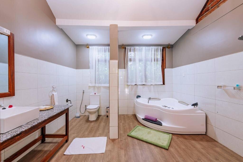 Under The Shade Safari Lodge